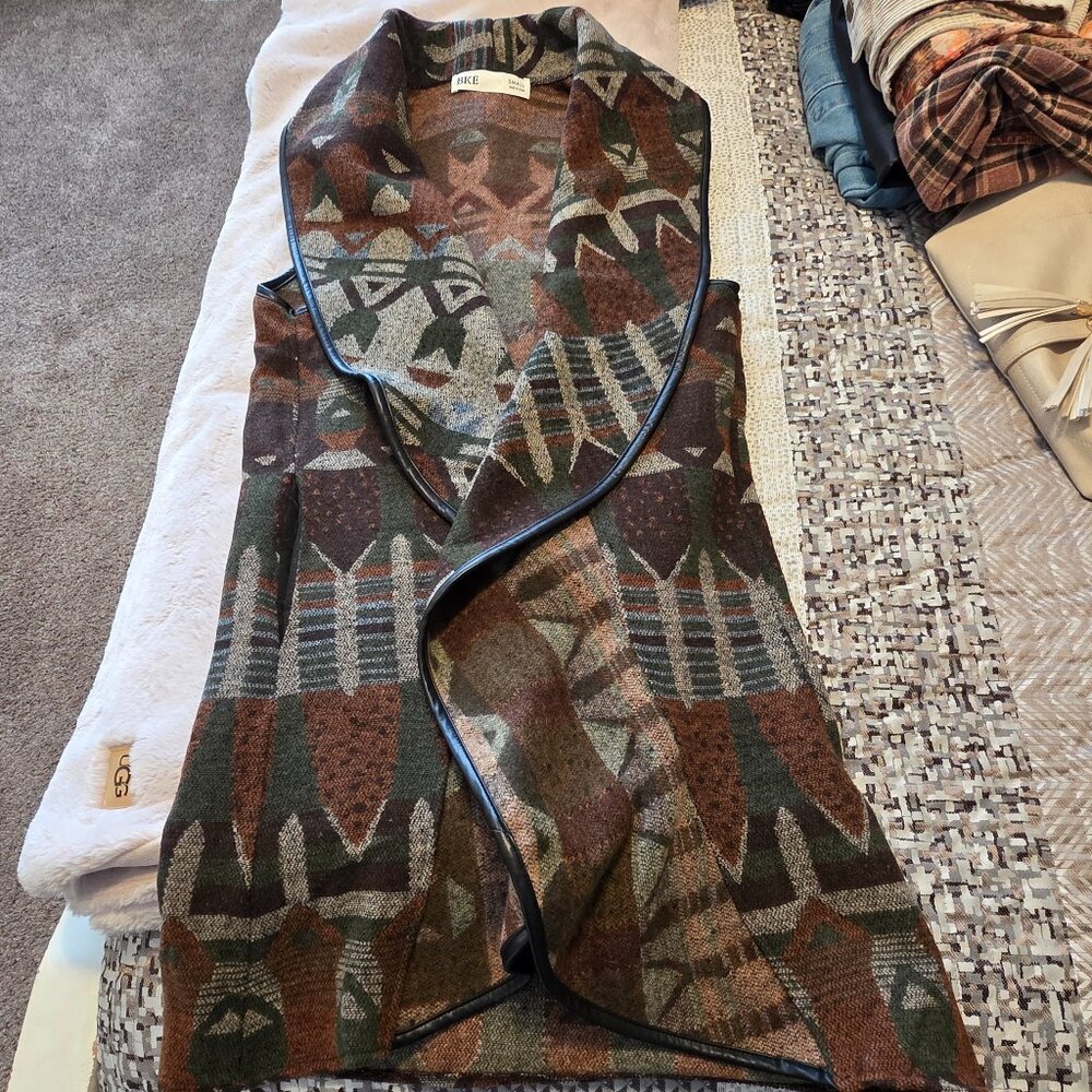 BKE AZTEC BLACK AND TAN FLYAWAY VEST SMALL